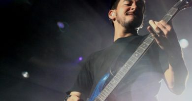 Mike Shinoda performing live